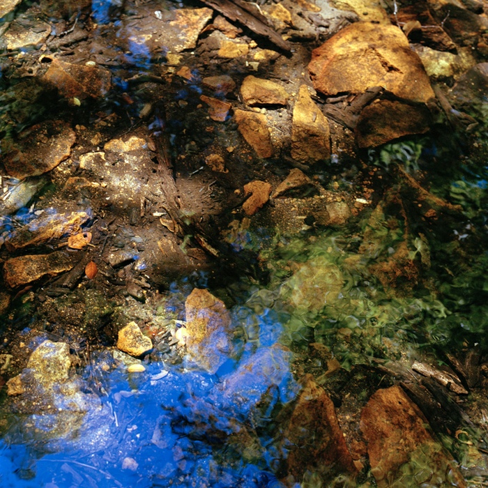 Jérôme Combe, D’eau et de lumière *5. Photographie argentique, impression sur papier coton, contrecollage aluminium et caisse américaine patinée, 30 X 30 CM Édition 1/5, 2018