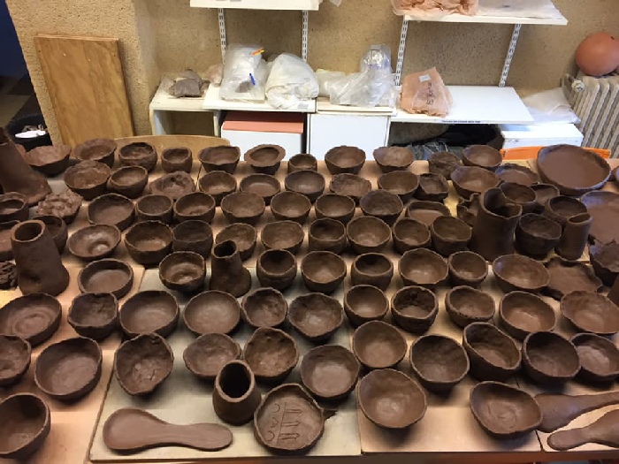 La vaisselle et les ustensiles préparées pour la prestation de Karine Bonneval, Manger la terre 