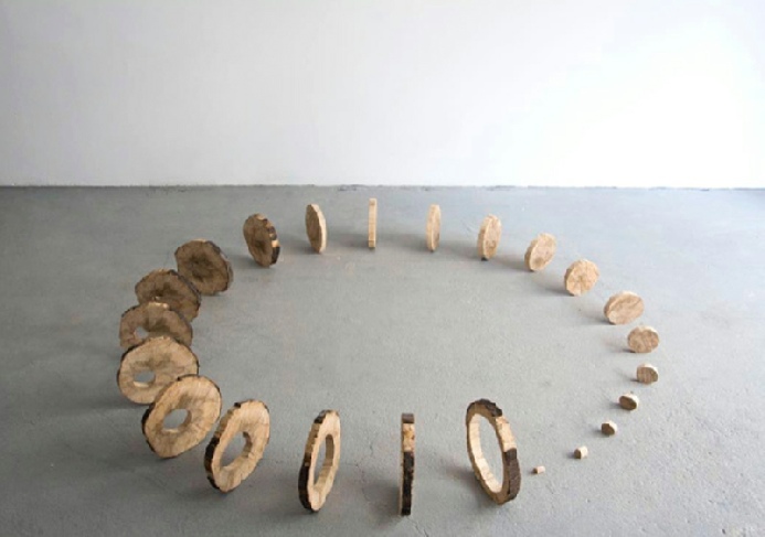 Julia Gault, Zéro, tronçon débité, dimensions variables — Pièce unique, 2012. The artist and Laure Roynette Gallery