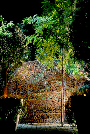 Joana Vasconcelos, La Théière, 2015, fer forgé et plants de jasmin, 359 x 509 x 345 cm. Photo © Laurent Attias pour LaSociétéAnonyme.