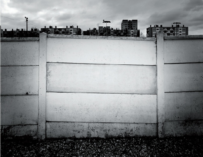 Karim Kal, Palissade, Série Abstractions, périphérie lyonnaise, 2013. Tirage jet d’encre, contre-collage sur dibond, 67 x 80 cm