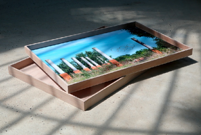 Laurent Lacotte, Olympus 2015, Photographie lambda contrecollée sur aluminum, boîte en bois. 90 x 60 cm. Vue de l'installation au K.A.B, square des Batignolles, Paris.